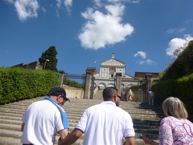 Da sinistra a destra: Eugenio, Qadeer, Alice salgono i gradini che portano a San Miniato al Monte che si vede sul fondo.